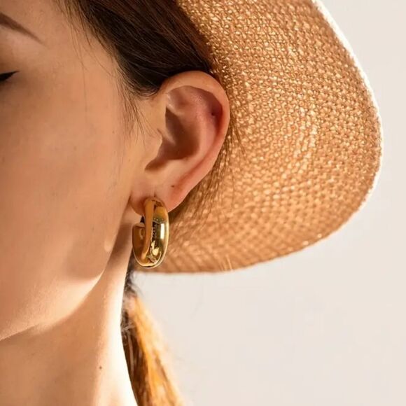 Unique and Lightweight C-Shaped Hoop Earrings - Picture 10 of 10